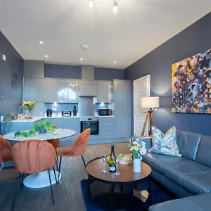 Elliot Oliver - Loft Style 2 Bedroom With Parking In The Docks Apartment